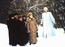 Туристы на экскурсии со Снегурочкой.